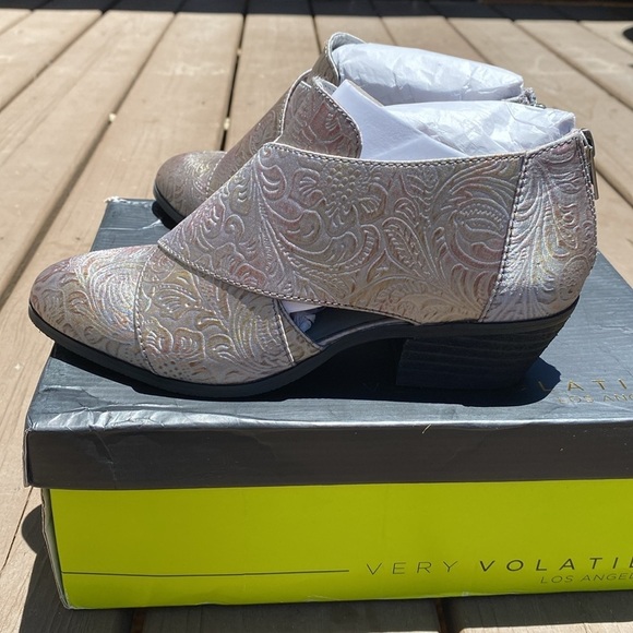 Very Volatile glossy silver floral cloth strap ankle booties size 6.5 - Picture 2 of 12